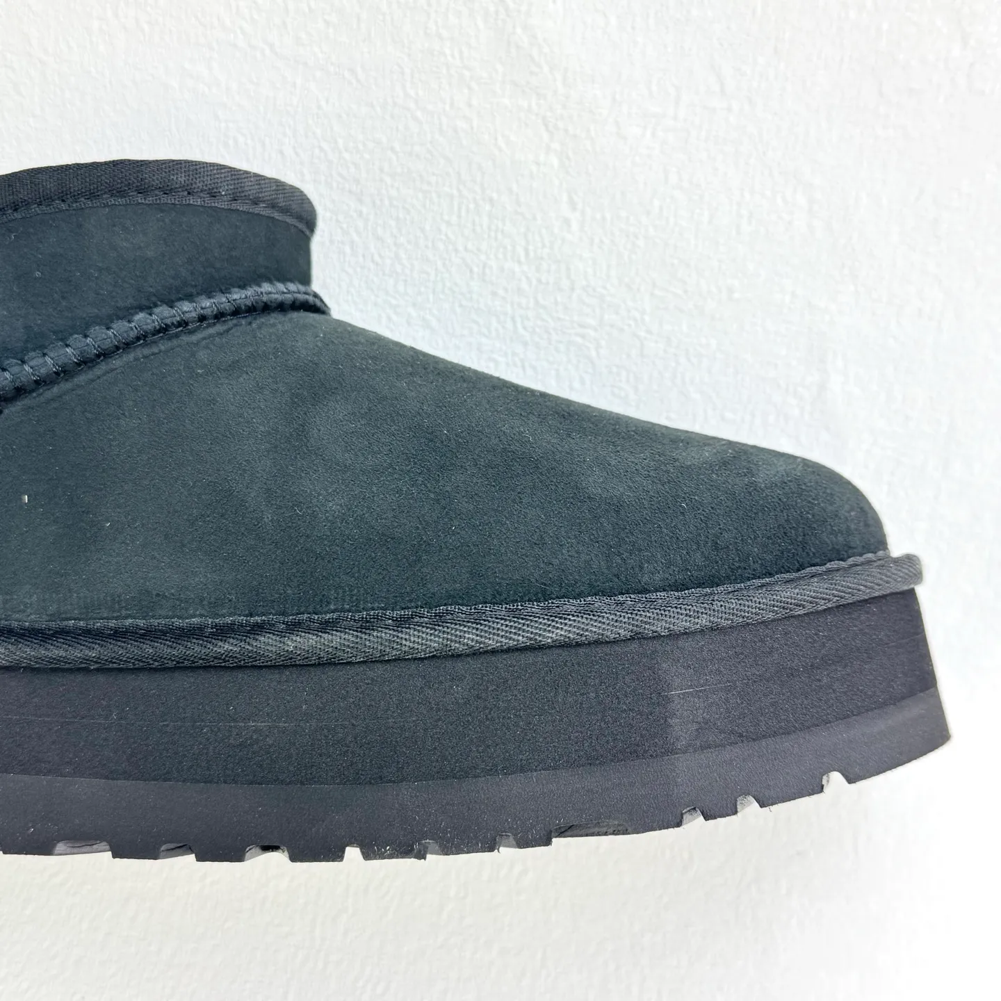 Self-pickup 💰440 Zhou Dongyu mini three-centimeter series snow boots/maroon gray black antelope brown carefully selected Longfeng sheep fur, fine texture, skin-friendly and breathable. The shoe collar is designed with simple tailoring. Easy to put on and take off. Fashionable personality. Comfortable Treadlite by ugg light wing EVA outsole. Comfortable cushioning. Size: 35 36 37 38 39 40